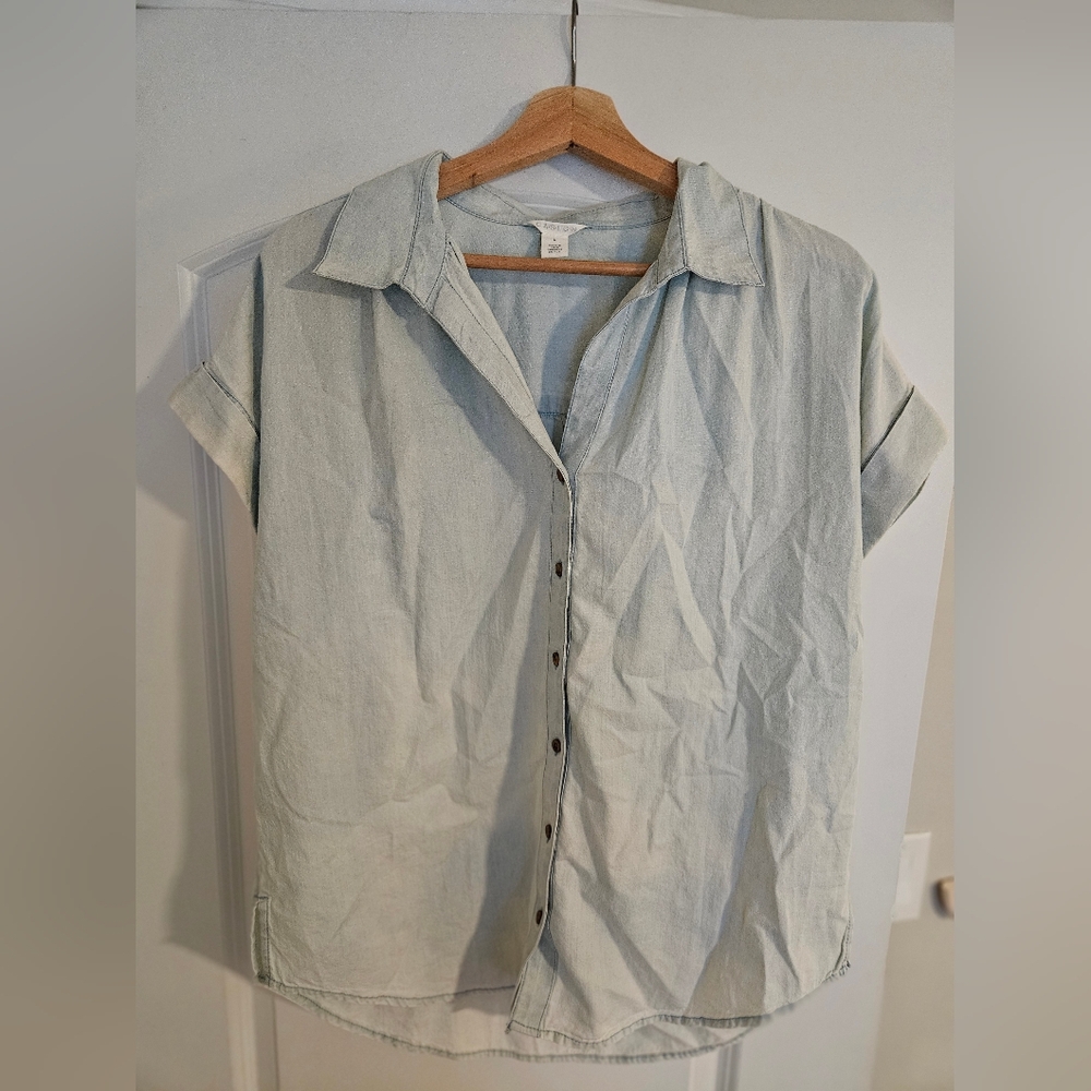 Light Blue Denim Button-Down Top with Cuffed Sleeves